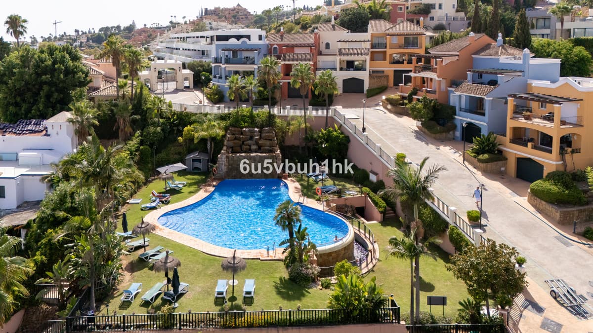Townhouse in Nueva Andalucía — photo 1 of 10