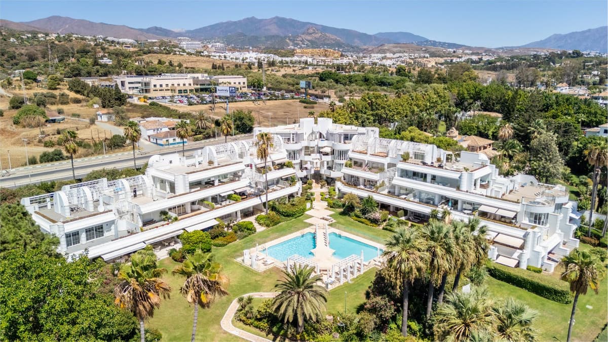 Middle Floor Apartment in Estepona — photo 3 of 10