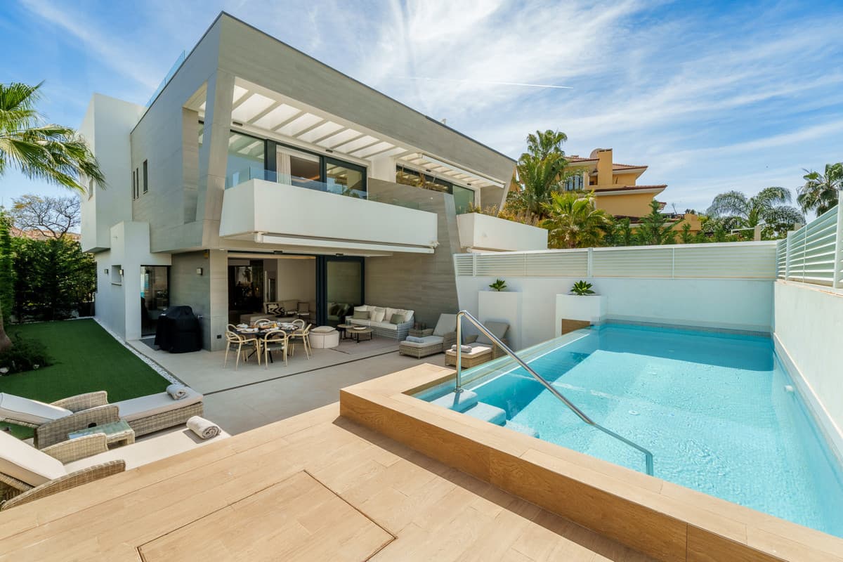 Semi-Detached House in Puerto Banús — photo 1 of 10