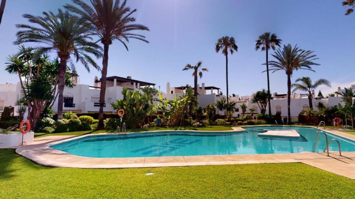 Townhouse in San Pedro de Alcántara — photo 1 of 10
