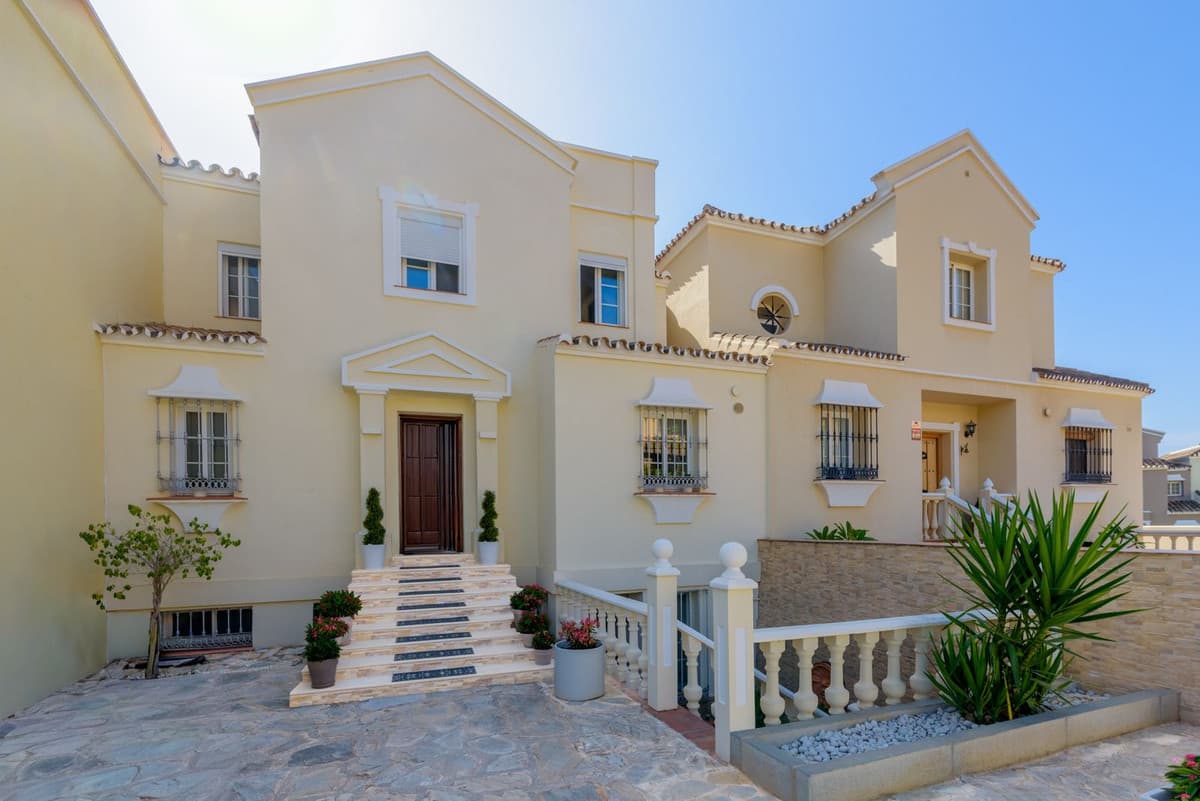 Townhouse in Estepona — photo 1 of 10