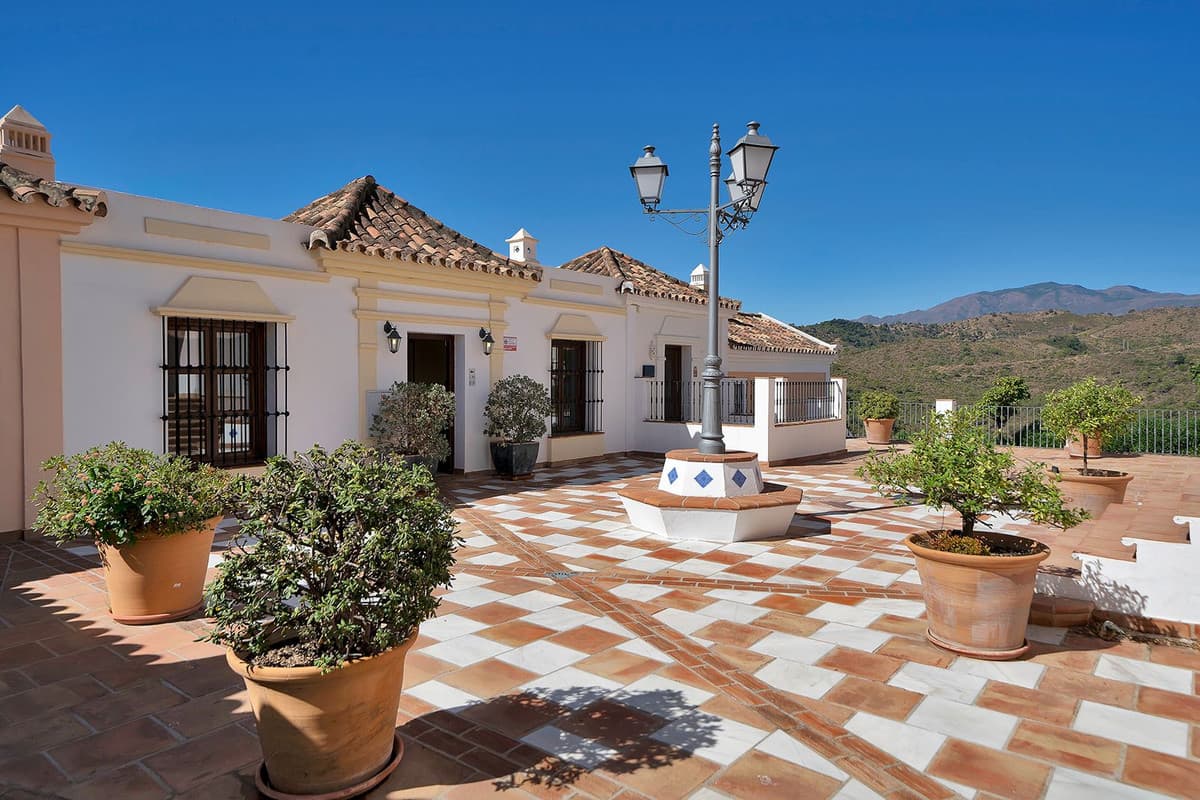 Townhouse in Benahavís — photo 1 of 10