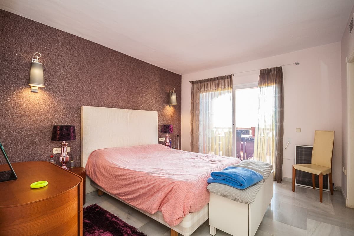 Middle Floor Apartment in Elviria — photo 4 of 10