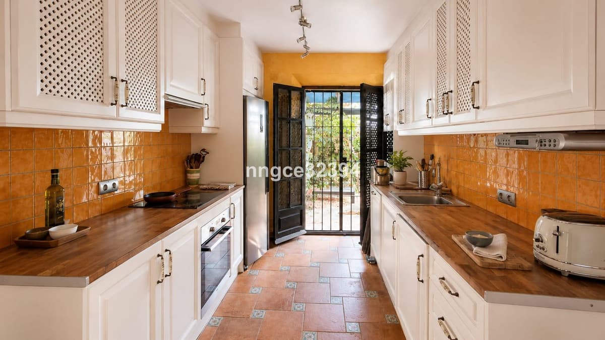 Semi-Detached House in Nueva Andalucía — photo 6 of 10