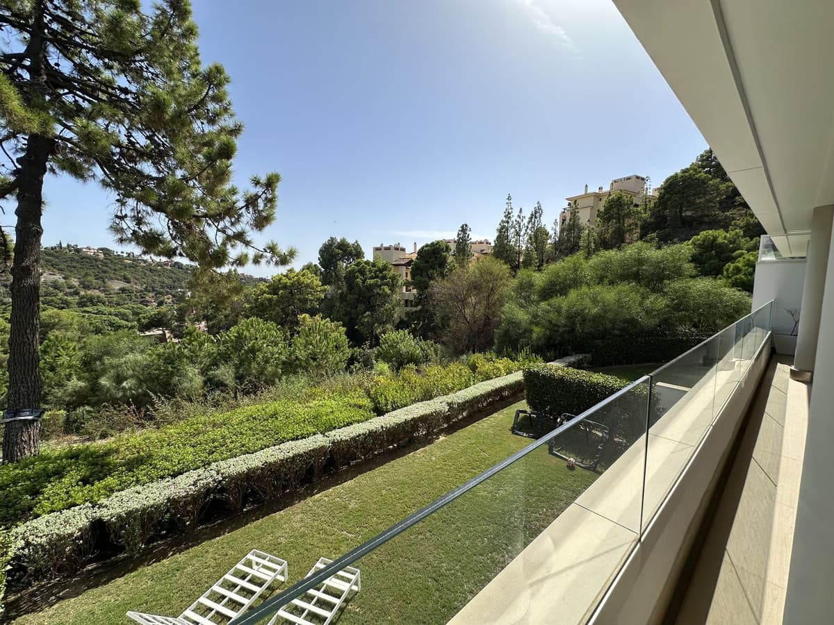 Middle Floor Apartment in Benahavís — photo 1 of 10