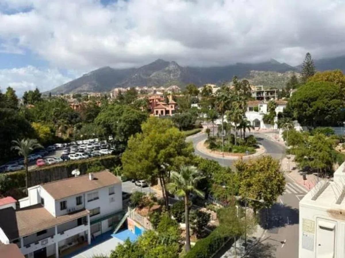 Middle Floor Apartment in Marbella — photo 1 of 10