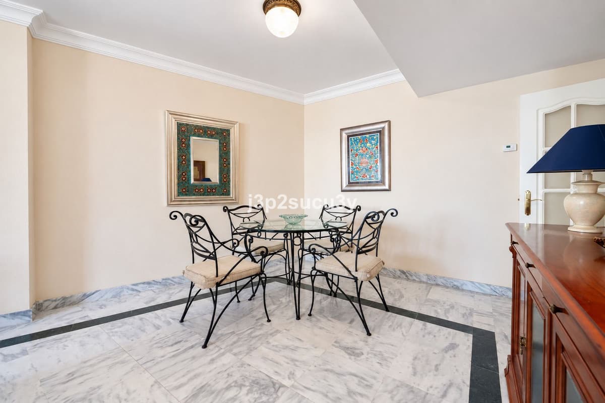 Middle Floor Apartment in Marbella — photo 10 of 10