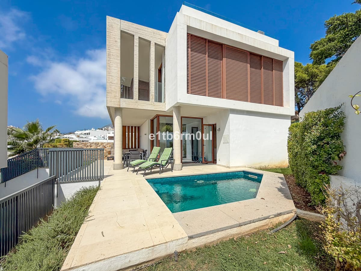 Semi-Detached House in The Golden Mile — photo 1 of 10
