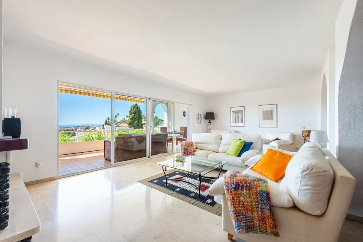 Townhouse in El Paraiso — photo 2 of 10
