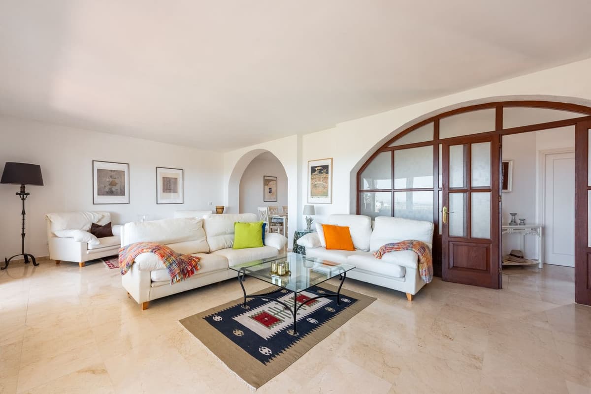 Townhouse in El Paraiso — photo 3 of 10