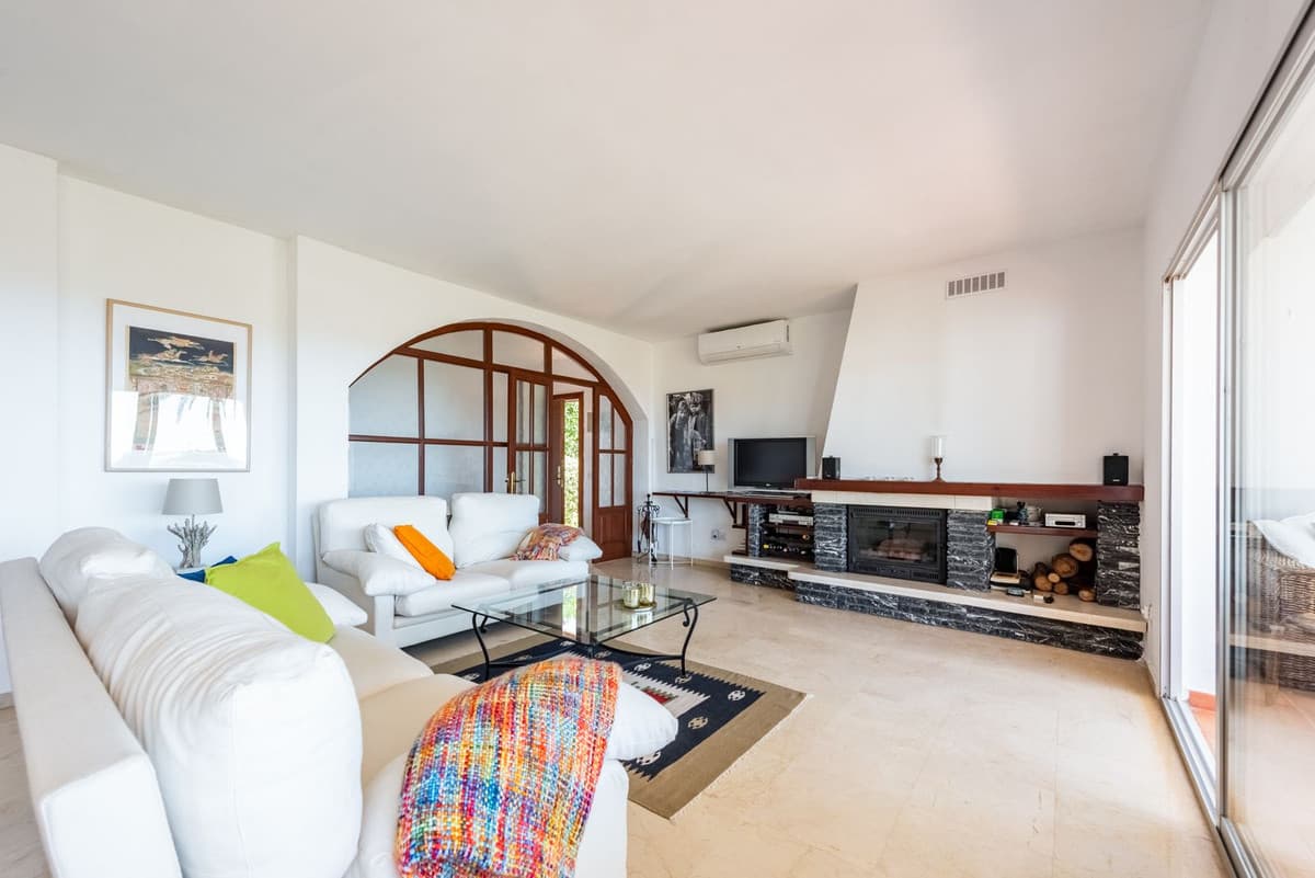 Townhouse in El Paraiso — photo 4 of 10