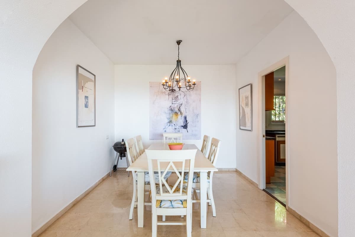 Townhouse in El Paraiso — photo 8 of 10