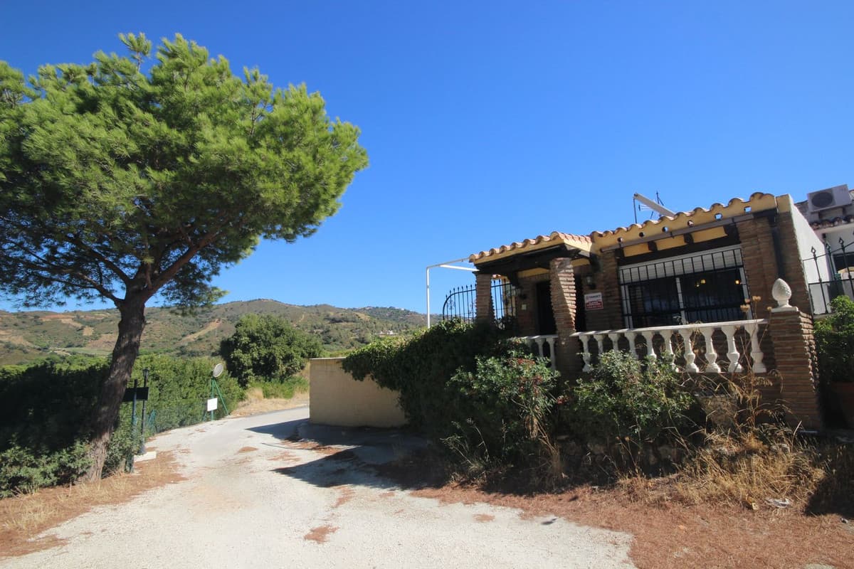 Semi-Detached House in Elviria — photo 1 of 10