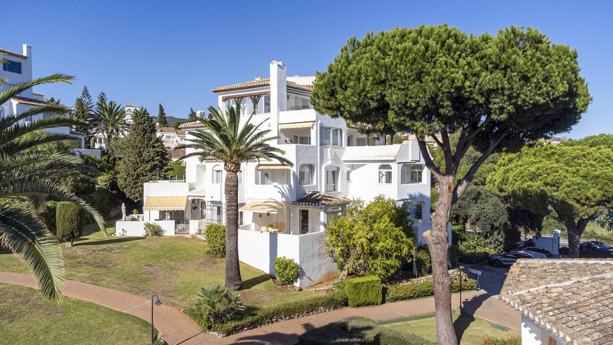 Middle Floor Apartment in Elviria — photo 1 of 10