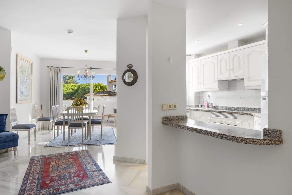 Middle Floor Apartment in Elviria — photo 7 of 10