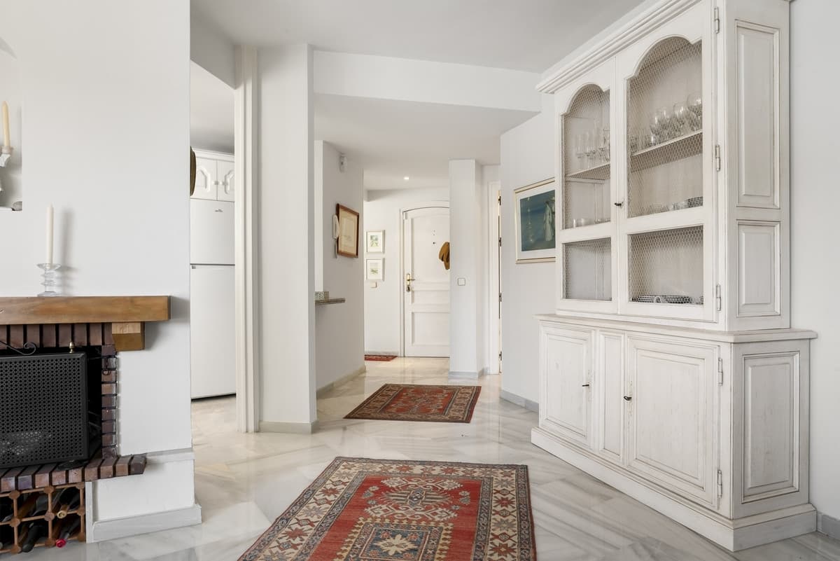 Middle Floor Apartment in Elviria — photo 9 of 10