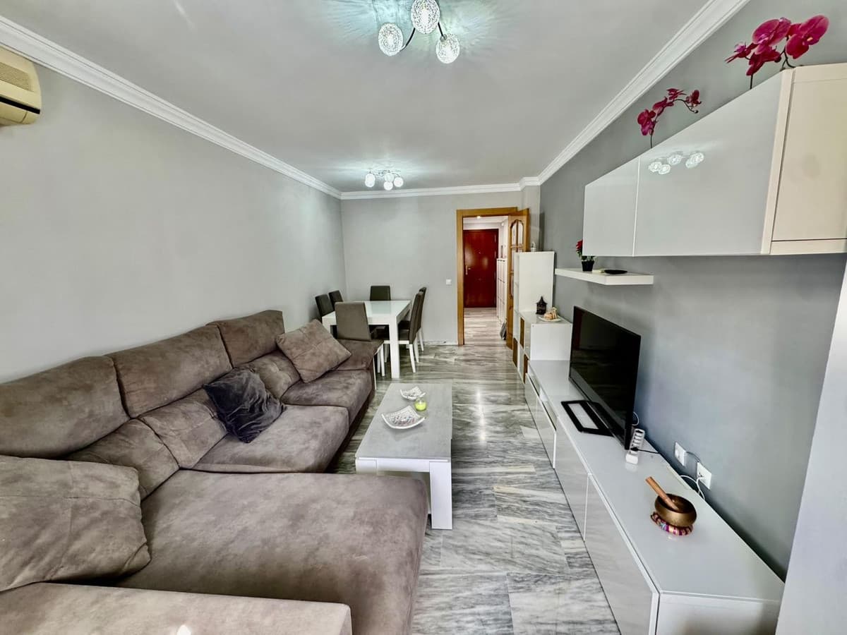 Middle Floor Apartment in Teatinos — photo 4 of 10