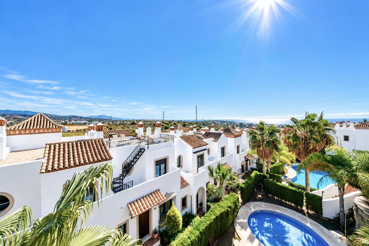 Townhouse in Estepona — photo 1 of 10