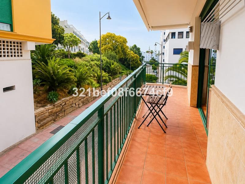 Middle Floor Apartment in Estepona — photo 6 of 7