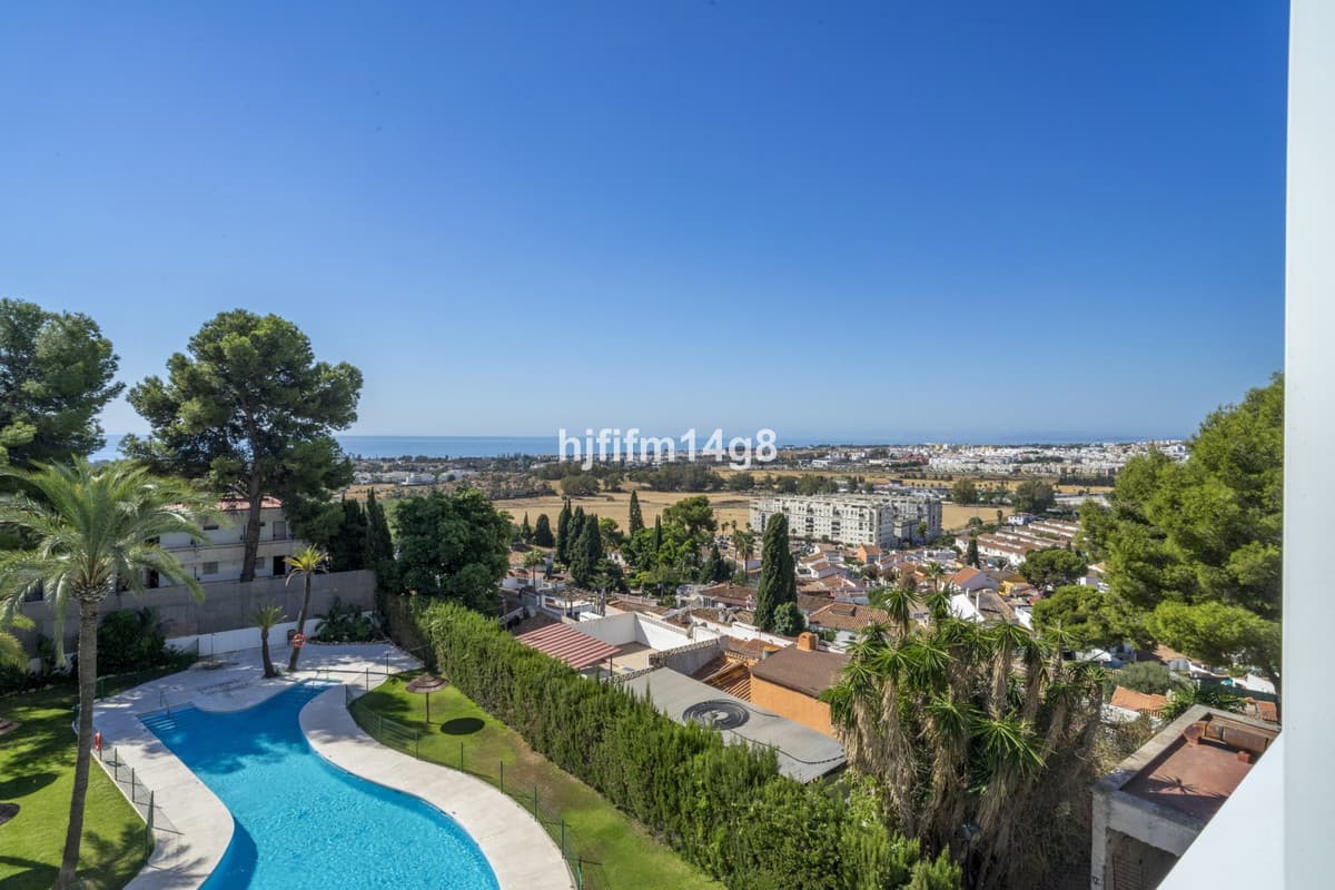 Middle Floor Apartment in Nueva Andalucía — photo 1 of 10
