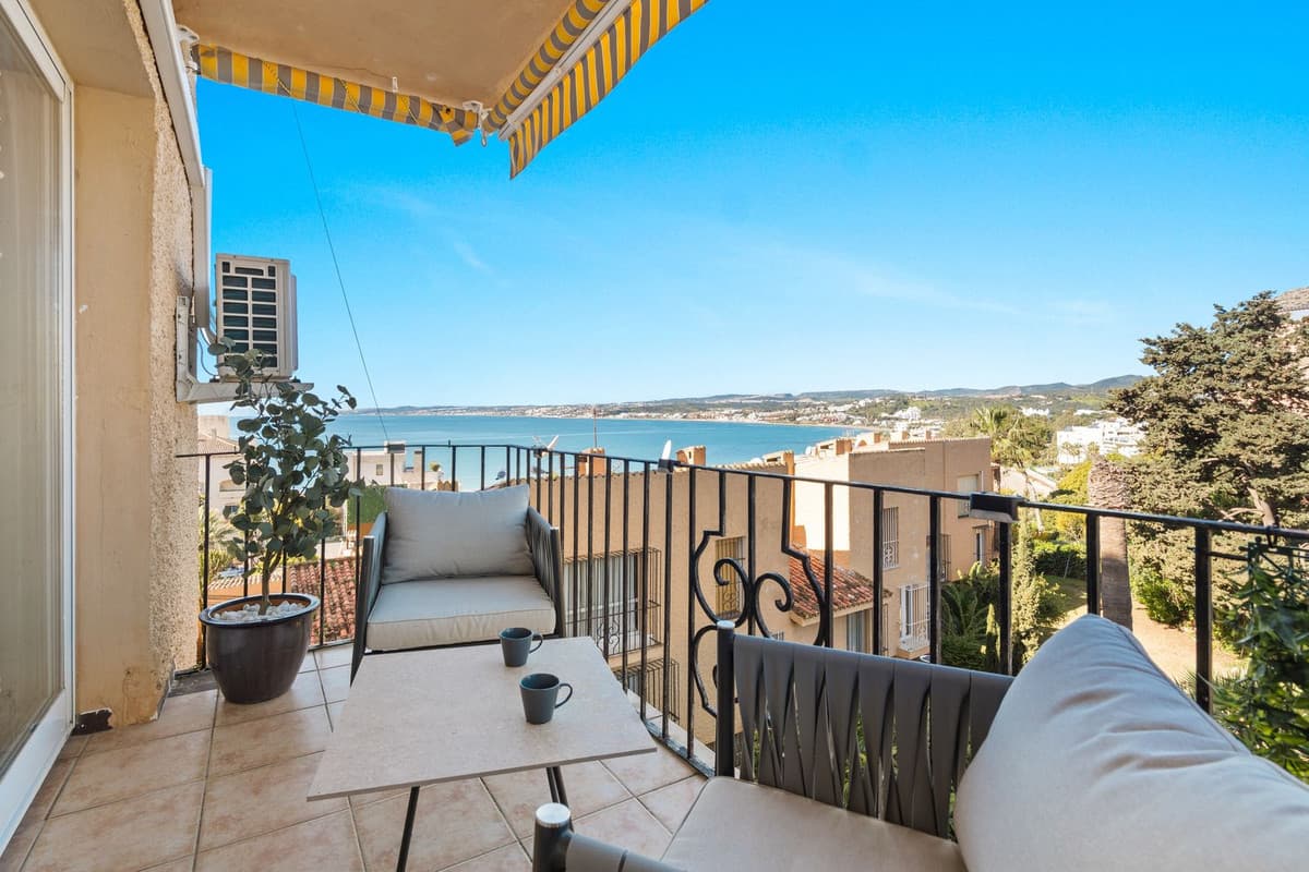 Middle Floor Apartment in Estepona — photo 1 of 10