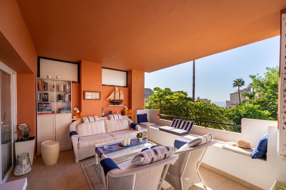 Middle Floor Apartment in Estepona — photo 2 of 10