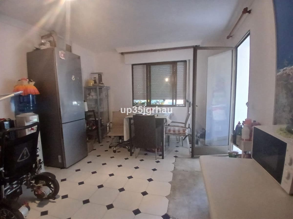 Middle Floor Apartment in Estepona — photo 3 of 10