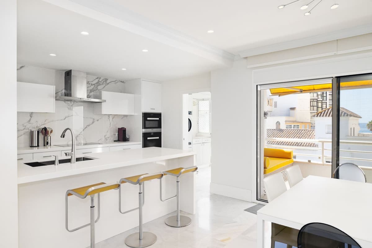 Middle Floor Apartment in Marbella — photo 1 of 10