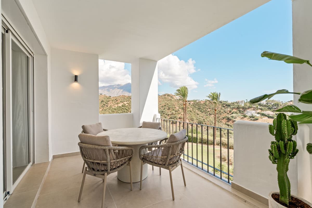 Middle Floor Apartment in Benahavís — photo 8 of 10