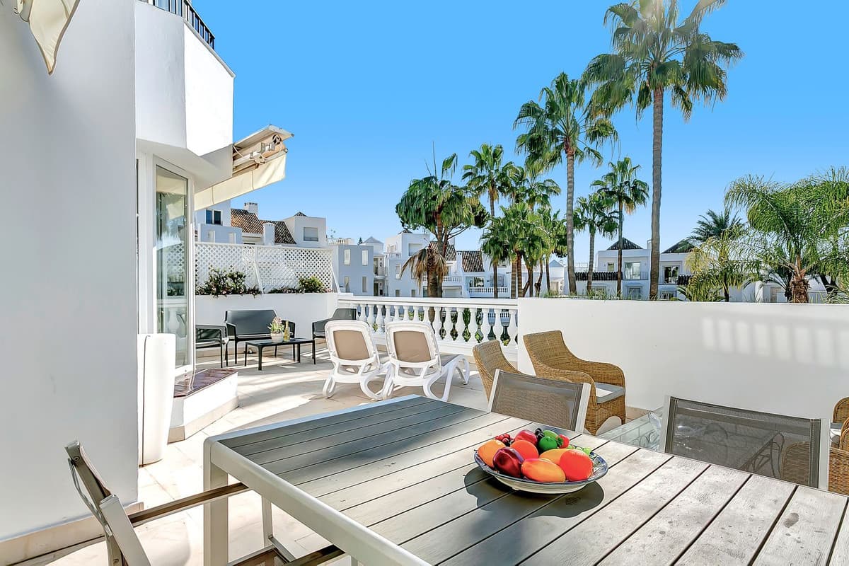 Middle Floor Apartment in Elviria — photo 2 of 10