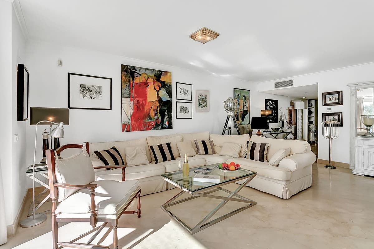Middle Floor Apartment in Elviria — photo 3 of 10