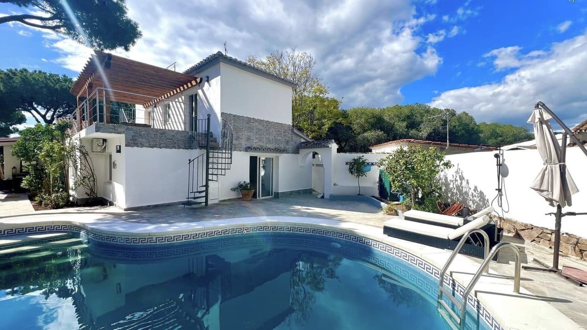 Detached Villa in Elviria — photo 1 of 10