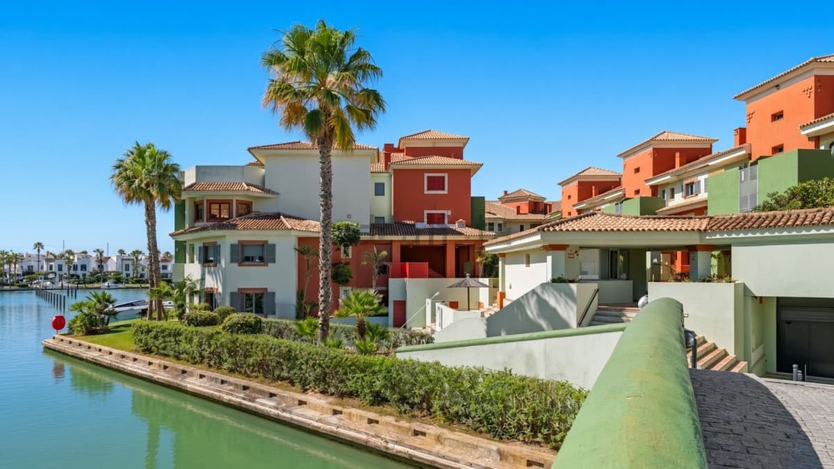 Middle Floor Apartment in Sotogrande Marina — photo 1 of 9