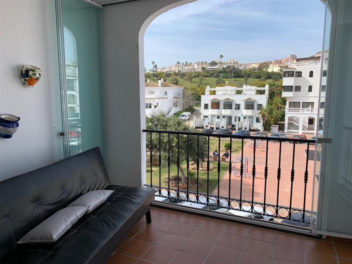 Middle Floor Apartment in La Duquesa — photo 8 of 10