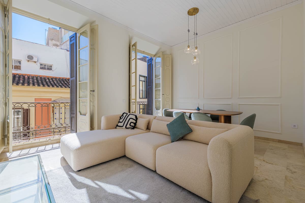 Middle Floor Apartment in Centro Histórico — photo 1 of 10