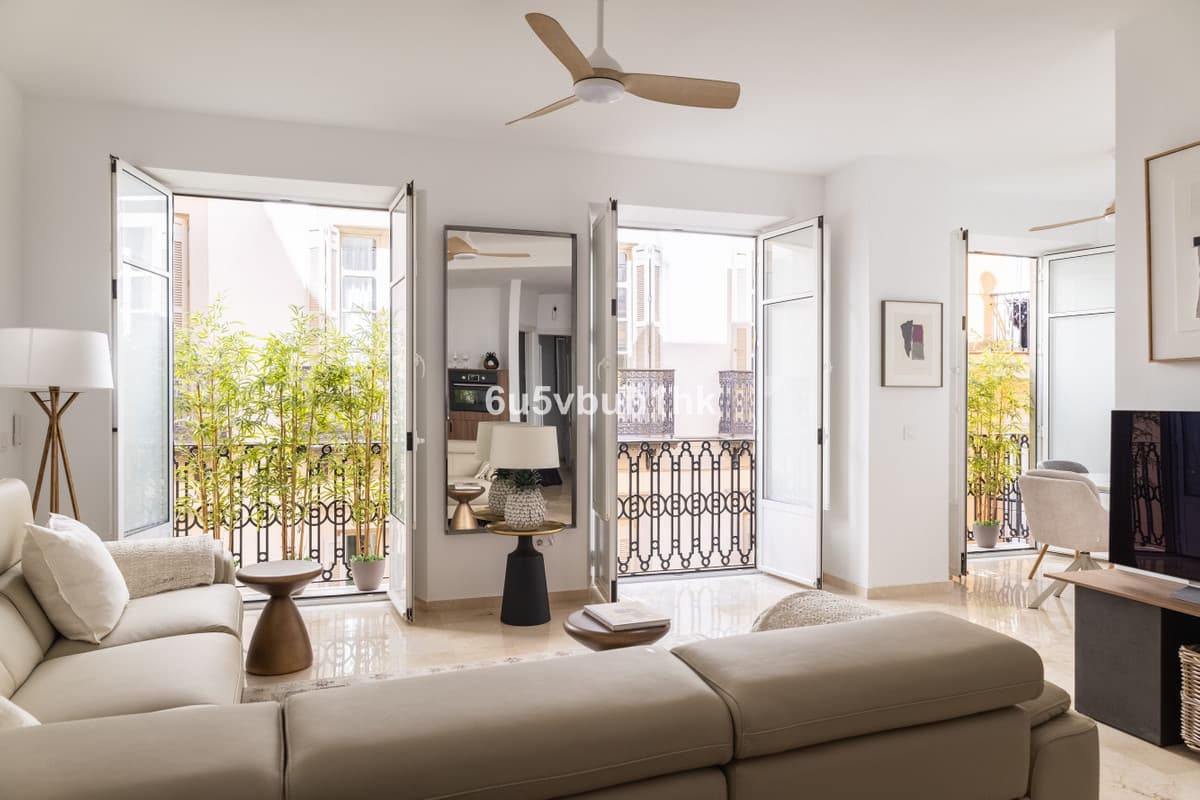 Middle Floor Apartment in Málaga — photo 1 of 10