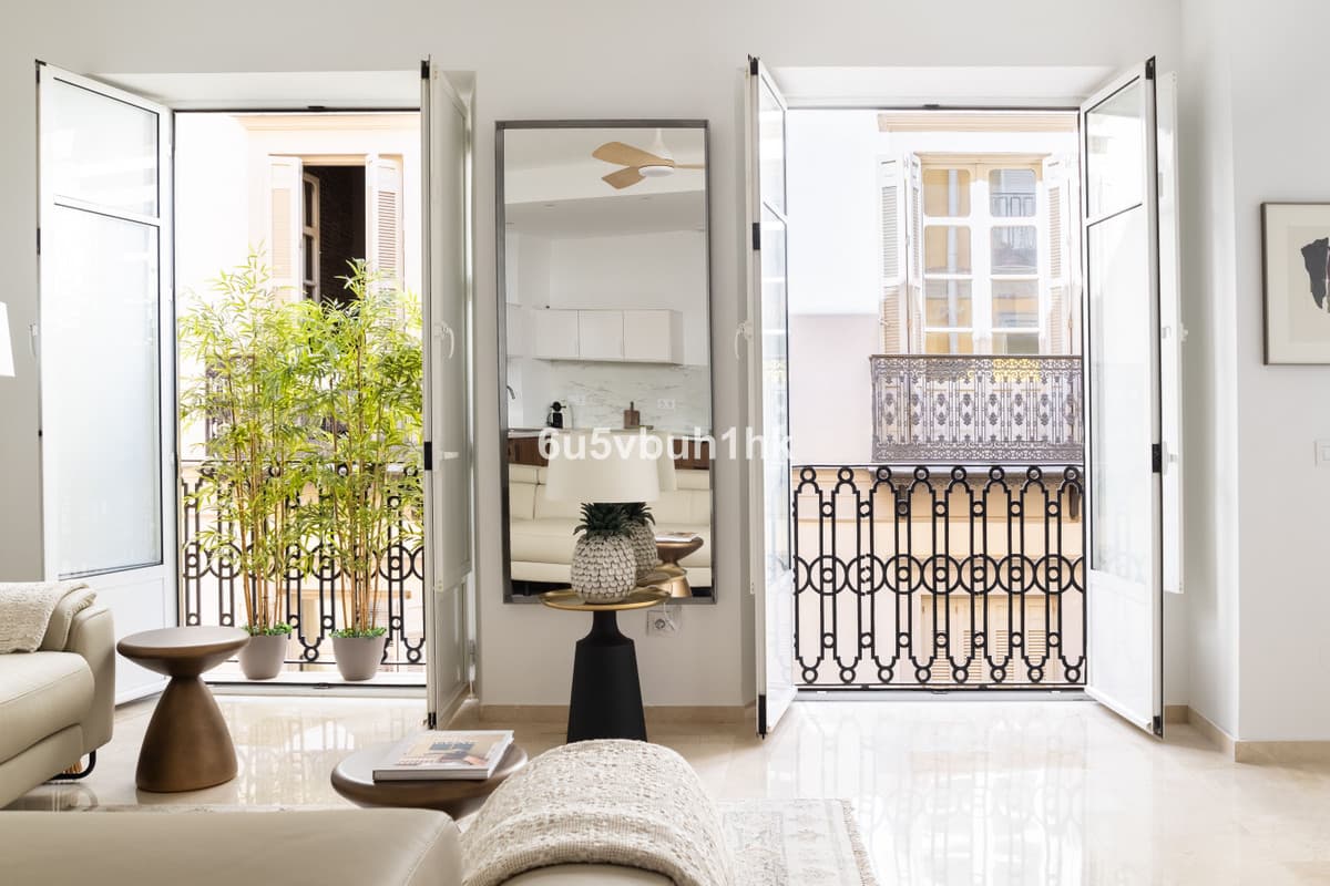 Middle Floor Apartment in Málaga — photo 3 of 10