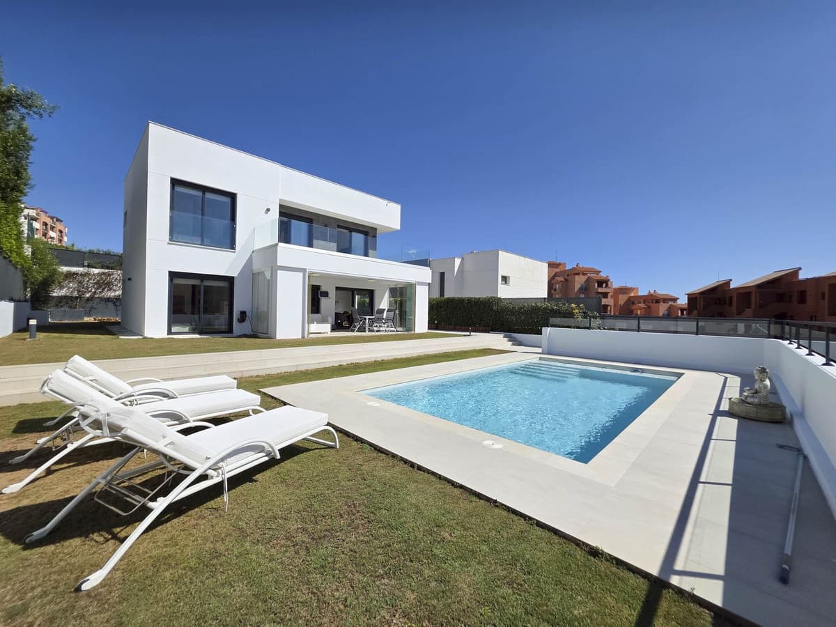 Detached Villa in La Duquesa — photo 1 of 10