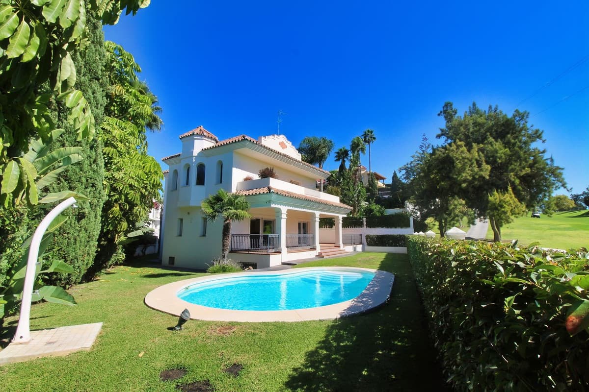Detached Villa in Guadalmina Alta — photo 1 of 10