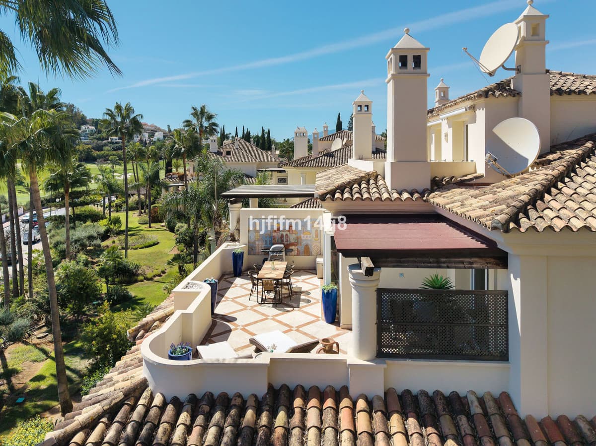 Penthouse in Nueva Andalucía — photo 1 of 10