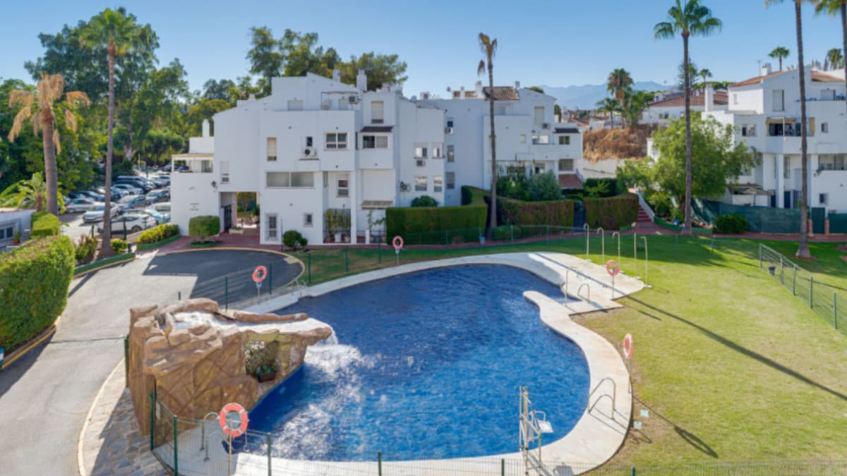 Middle Floor Apartment in Marbella — photo 1 of 8