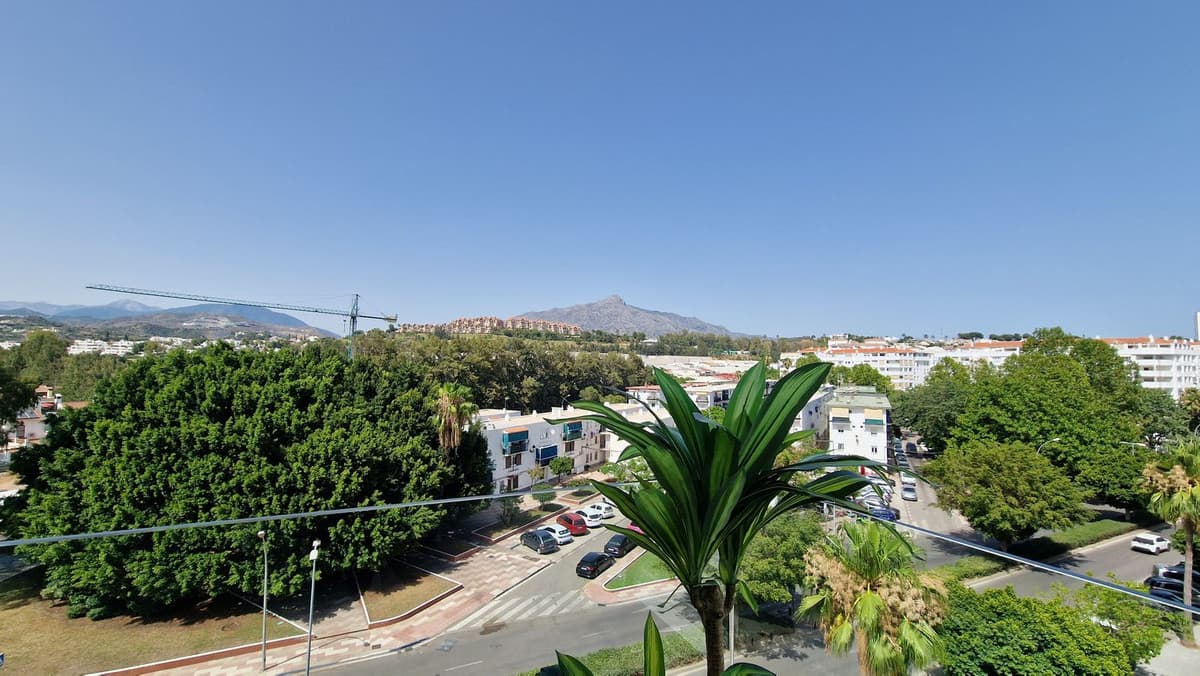 Middle Floor Apartment in Nueva Andalucía — photo 8 of 10