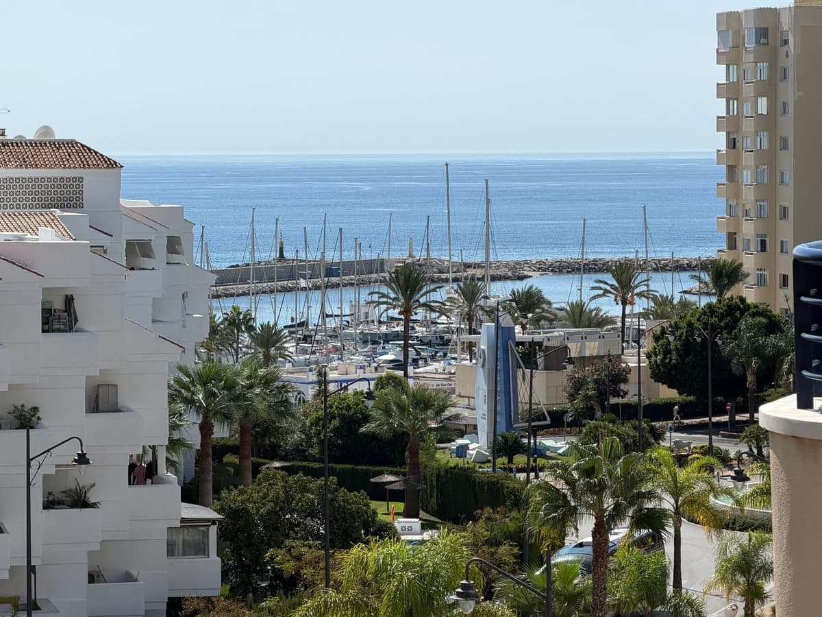 Middle Floor Apartment in Estepona — photo 1 of 10