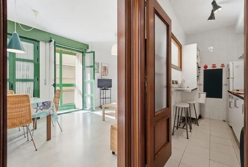 Middle Floor Apartment in Málaga — photo 2 of 10