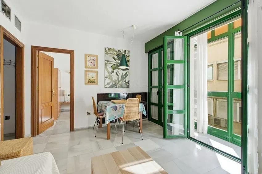 Middle Floor Apartment in Málaga — photo 3 of 10