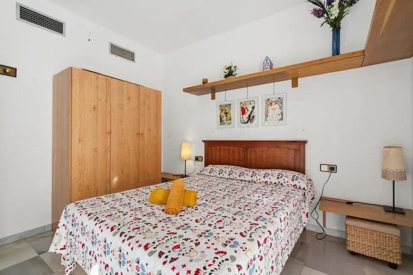 Middle Floor Apartment in Málaga — photo 4 of 10