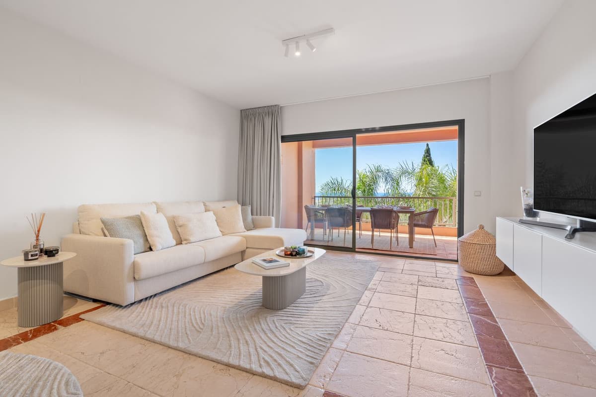Middle Floor Apartment in Benahavís — photo 2 of 10