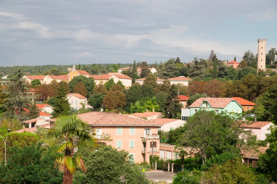 Comparison of off-plan and resale luxury villa prices in Marbella’s Golden Mile and Sierra Blanca in 2026, showing pricing gaps and property market trends.